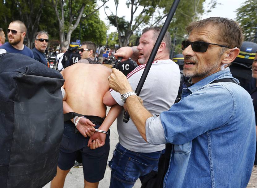 Tifoso polacco arrestato dalla polizia. Reuters